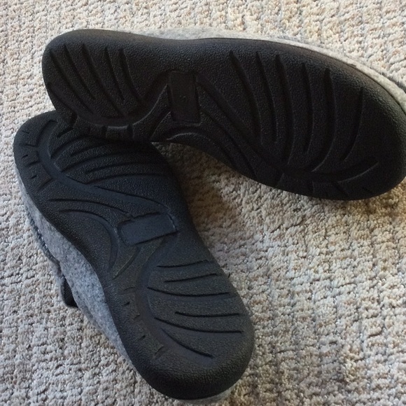 Comfy man’s gray slipper size S (8-9) - Picture 4 of 4